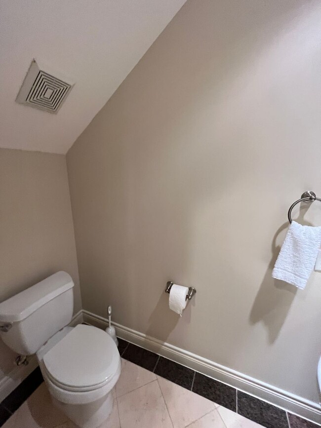 Building Photo - Wonderful 4/3.5 Townhome