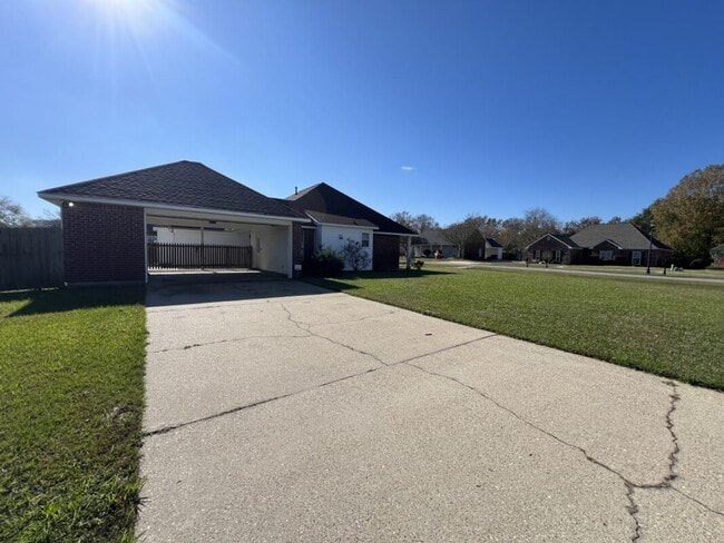 Building Photo - Corner-Lot Comfort in Zachary! — Spacious 3BR Home in Ravenwood Subdivision