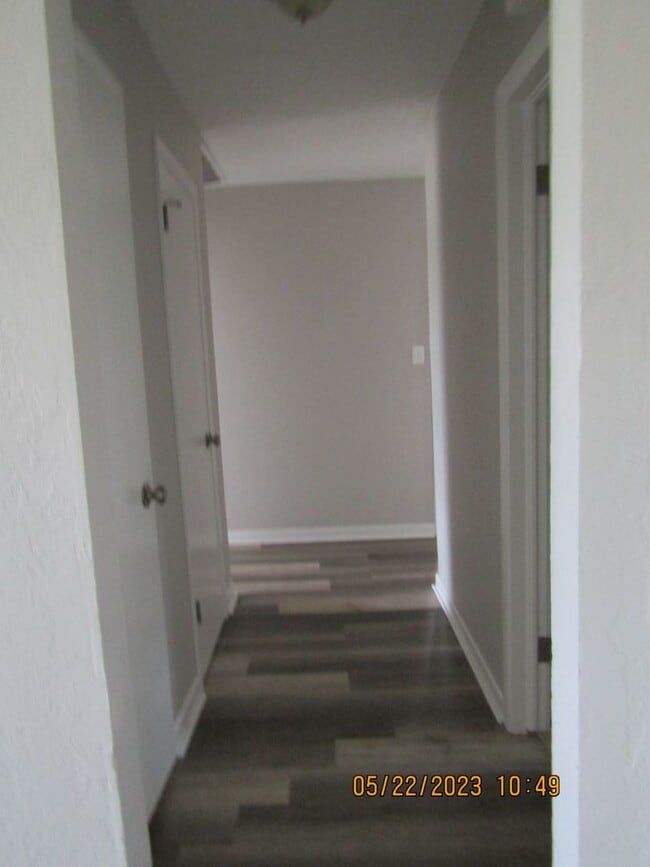 Building Photo - Very Nice Remodeled Duplex Home! No Pet Home!