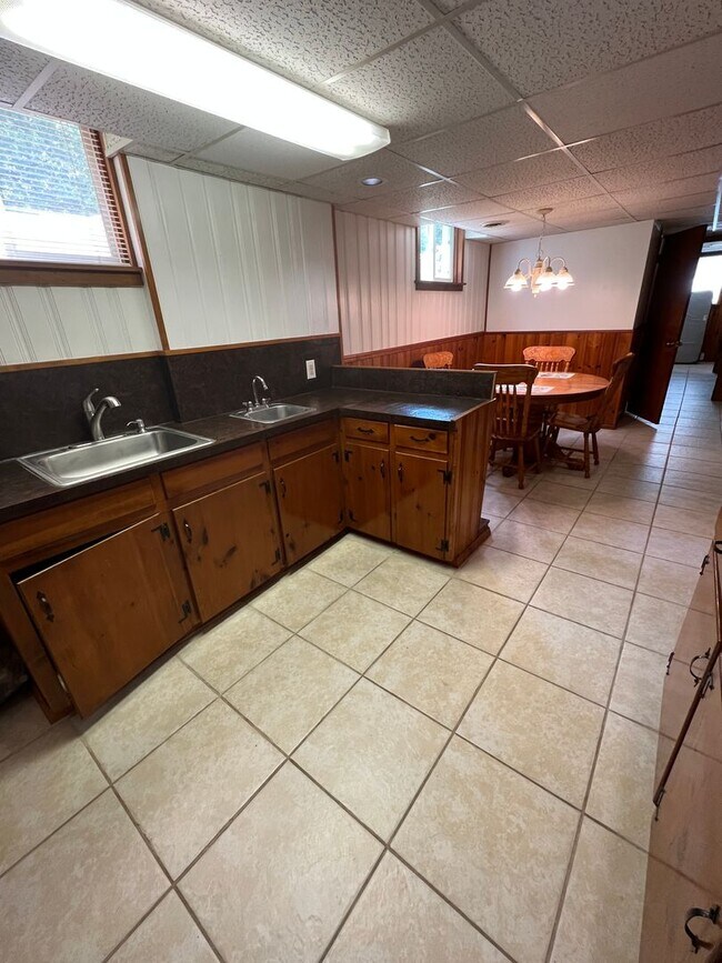 Building Photo - 1035 Oakmont Cir