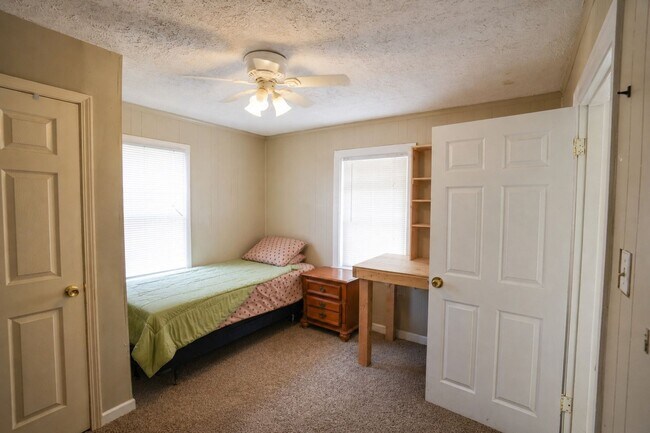 Building Photo - 636 Golfview Dr