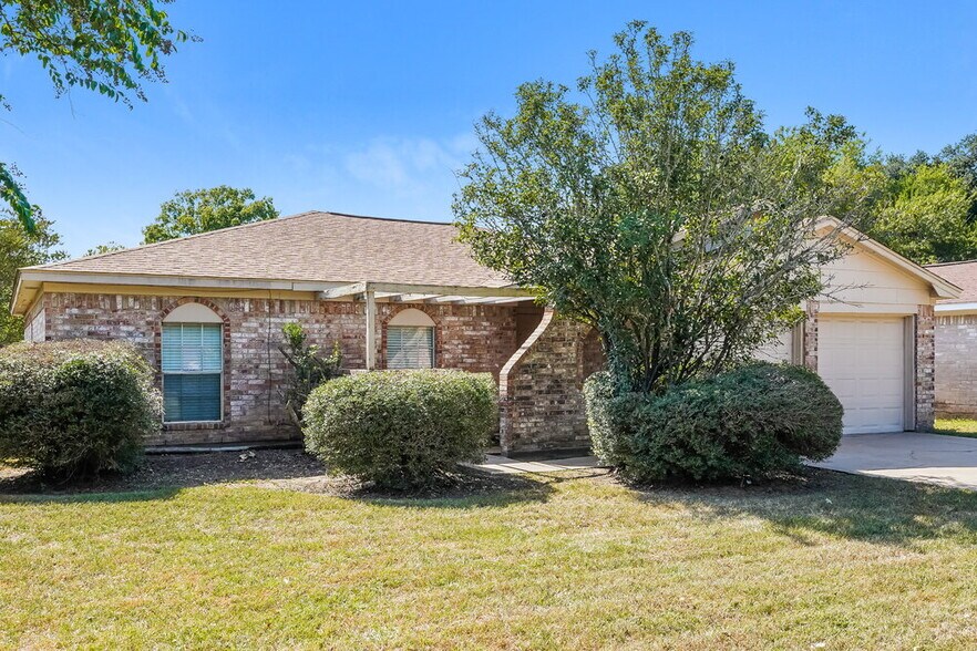 Building Photo - 2515 Village Cir Dr