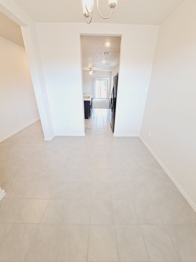 Building Photo - Beautiful 3 Bedroom 2 Bathroom located in Huning Ranch