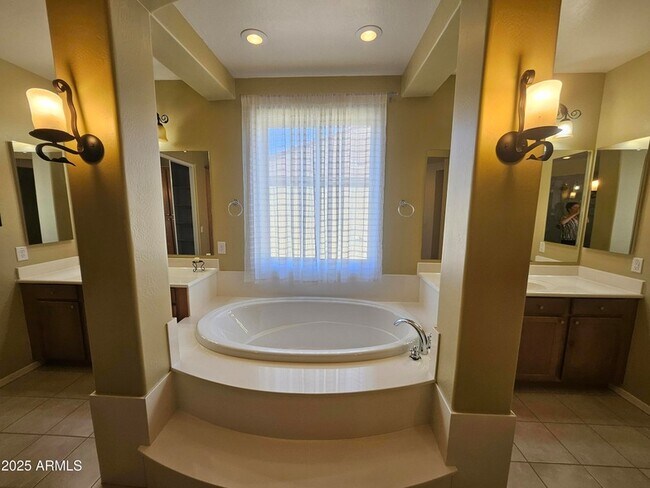 Building Photo - 3216 S Cottonwood Dr