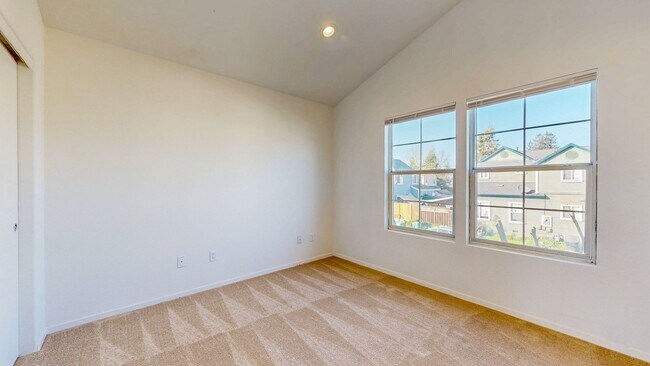 Building Photo - Charming 3 Bedroom 2.5 Bath with Bonus Room and Private Yard!