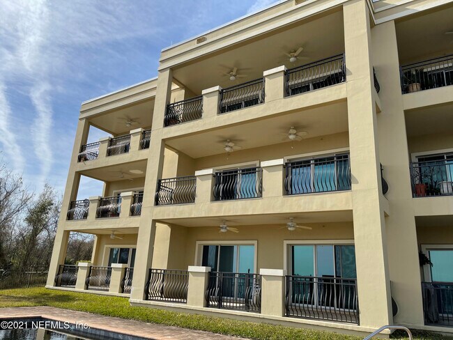 Building Photo - 120 Bay St