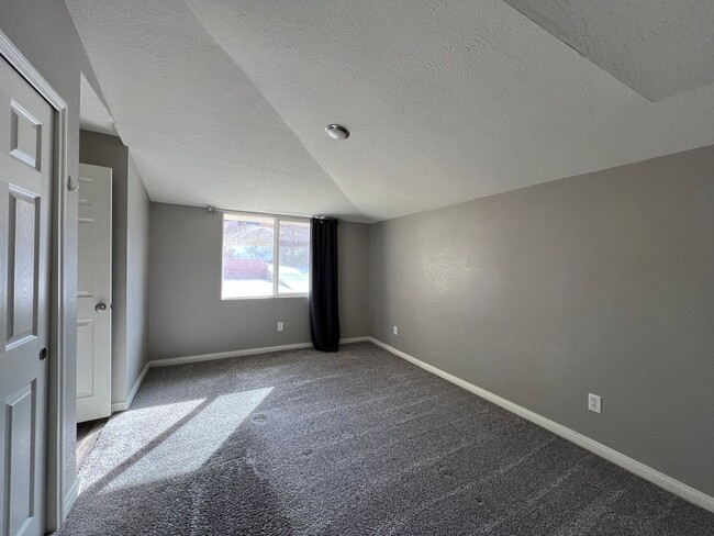 Building Photo - Beautifully remodeled 2 Bedroom 2 Bathroom...