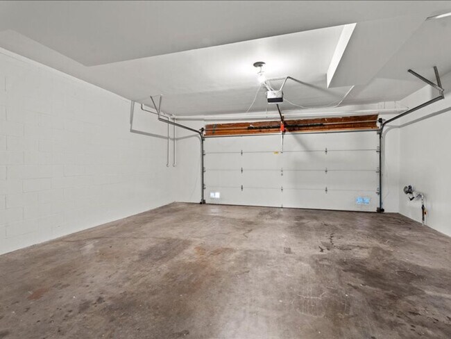 Building Photo - Spacious 3Beds+2.5Baths Townhouse With A B...