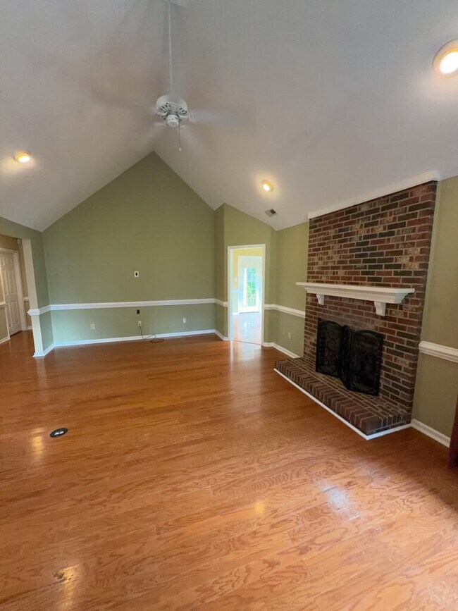 Building Photo - Beautiful 4 Bedroom, 3 Bath Home-211 Bethesda Ct.