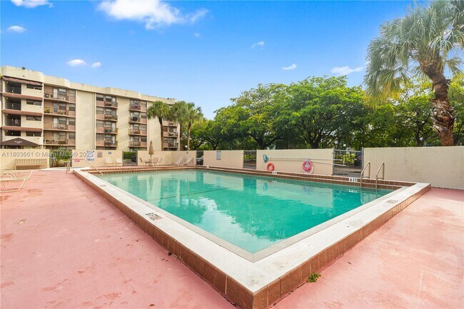 Building Photo - 2701 Riverside Dr
