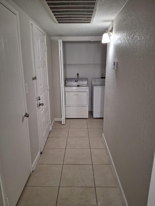 Building Photo - 3238 Coral Lake Ln