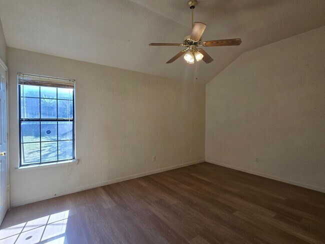 Building Photo - AVAILABLE NOW!