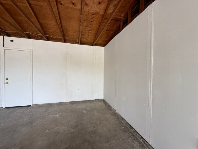 Building Photo - Victorville - 3 Bedrooms, 2 Bathrooms, New Paint, New Blinds, Tile Floors