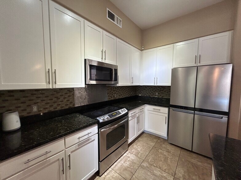 Building Photo - 6605 N 93rd Ave