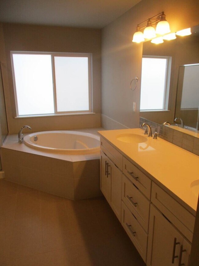 Building Photo - 4 Bedroom 2.5 Bathroom Harbor Hills Home