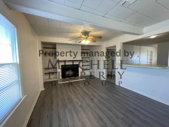 Building Photo - Spacious 2 bedroom 2 living areas 1 bath w...