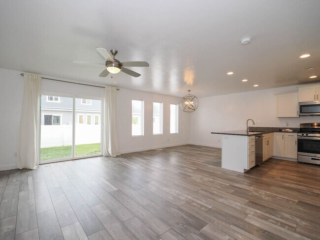 Building Photo - 3 Bedroom, 2.5 Bathroom Riverton Town Home