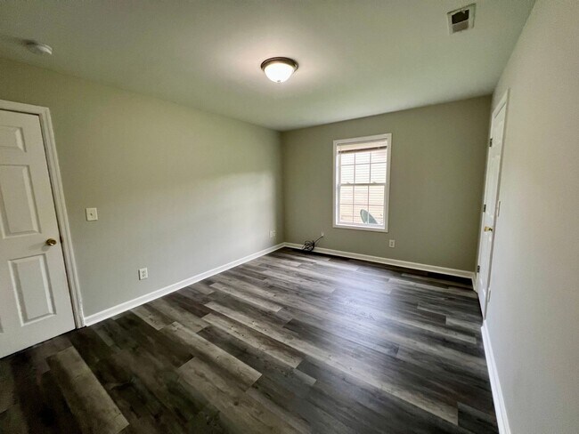 Building Photo - 3 Bedroom Duplex with Yard