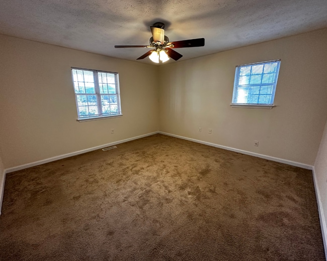 Building Photo - Leasing for November 2025 !