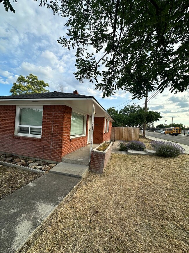 Building Photo - Great location in Meridian for this 3 bedr...