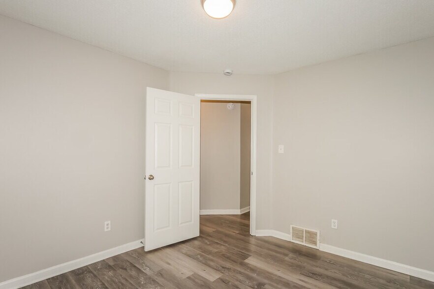 Building Photo - 8280 Dexter Ridge Cove E