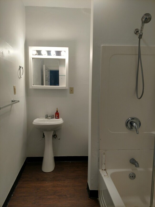 Building Photo - 3 Bedroom 1 Bathroom Single Family Home wi...
