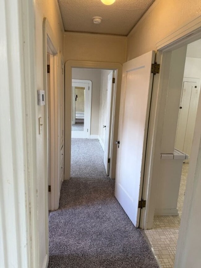 Building Photo - Rare 2 Bedroom Home Downtown Dixon *Star R...