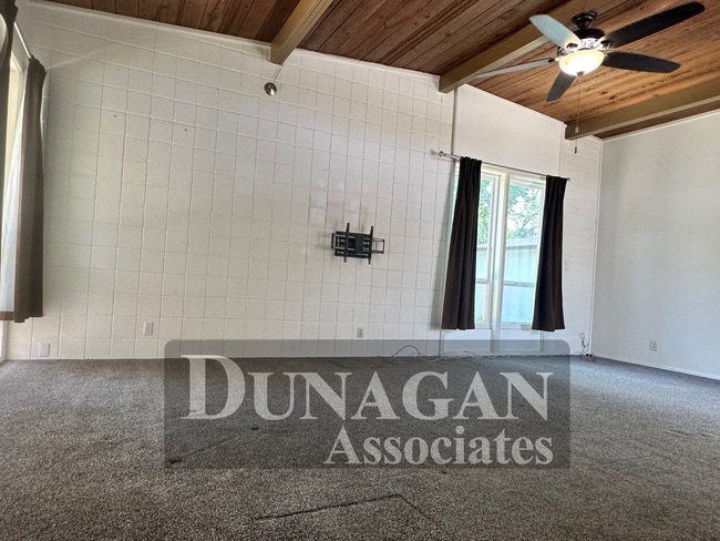 Building Photo - 3 bed 2 bath Country Club Division