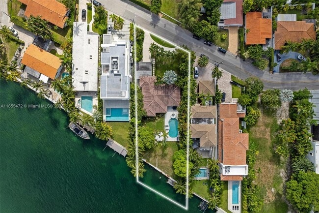 Building Photo - 9250 Bay Dr