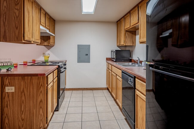 Kitchen - Collegiate Campus Apartments