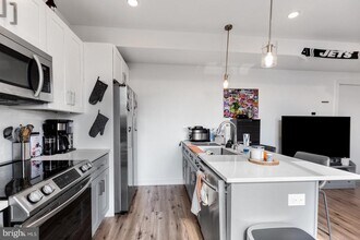 Building Photo - 304 Master St