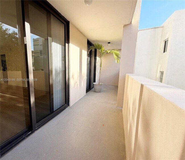 Building Photo - 2625 Collins Ave