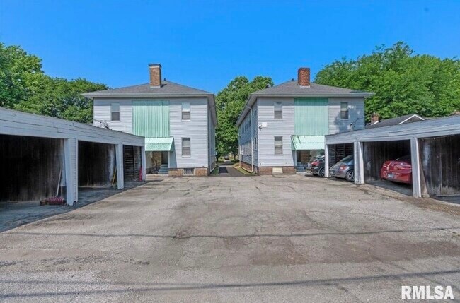 Building Photo - 860 Loraine Ave