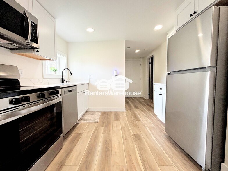 Building Photo - 4076 Indianola Ave