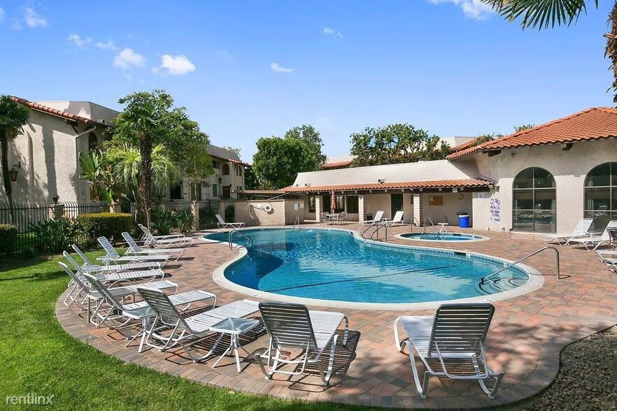 Building Photo - 400 S Flower St