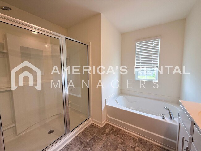 Building Photo - Move-in Special! Beautiful 5 Bed, 2 Bath h...