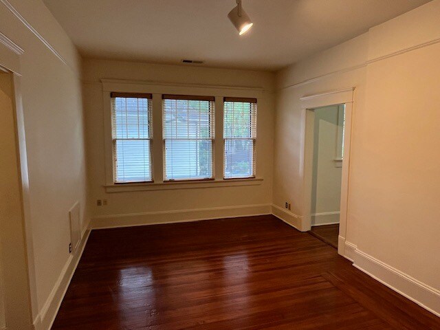 Living Room with southern exposure - 18 Avery Dr NE