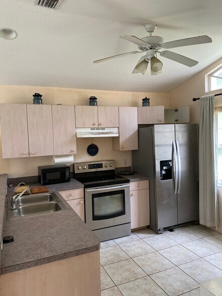 Building Photo - 11812 D Allyon Dr