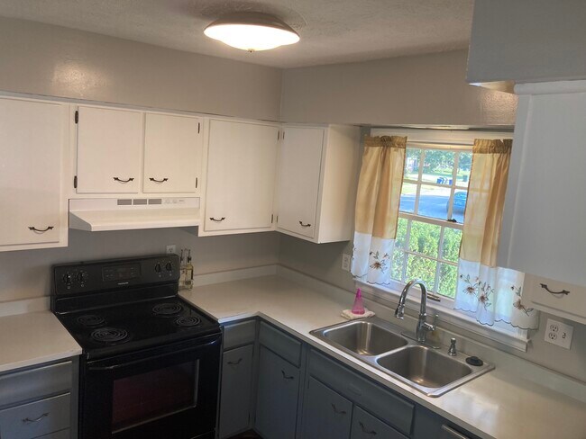 Building Photo - 2208 Winterberry Dr