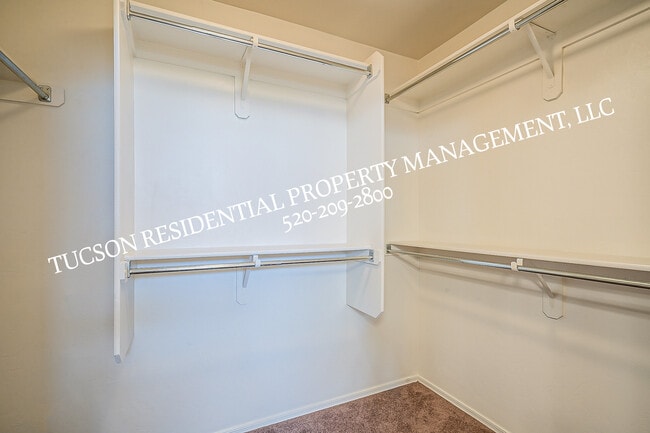 Building Photo - 6012 S Meadow Breeze Dr