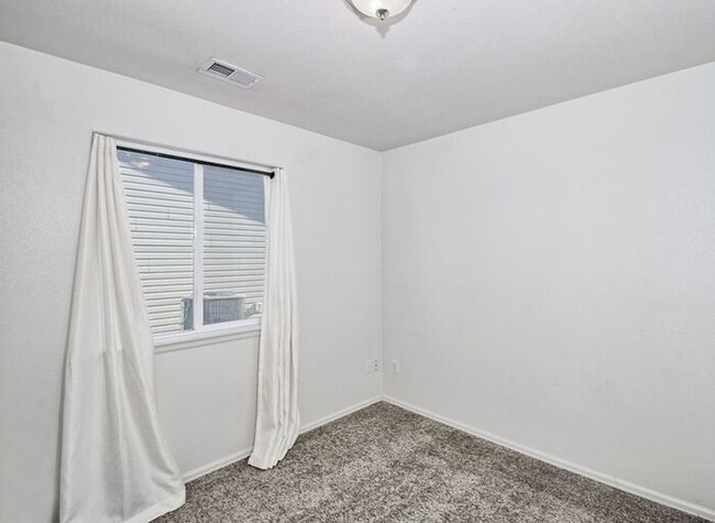 Building Photo - Charming 3 Bed, 2 Bath Townhome in Orchard...