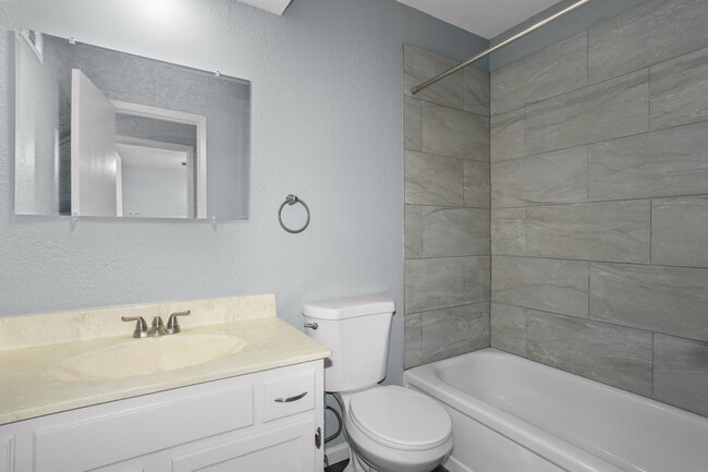 Building Photo - 642 NW Valleybrook Rd