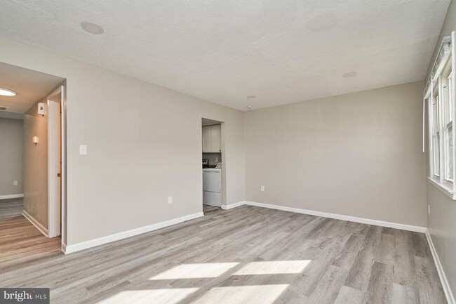 Building Photo - Charming 3-Bedroom Townhome in the Heart o...