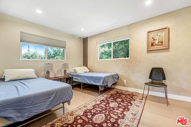 Building Photo - 4611 Louise Ave