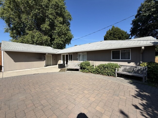 Building Photo - 5220 SE 33rd Pl