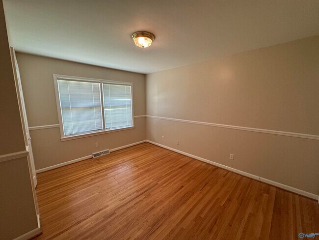Building Photo - 816 Mira Vista Dr SE