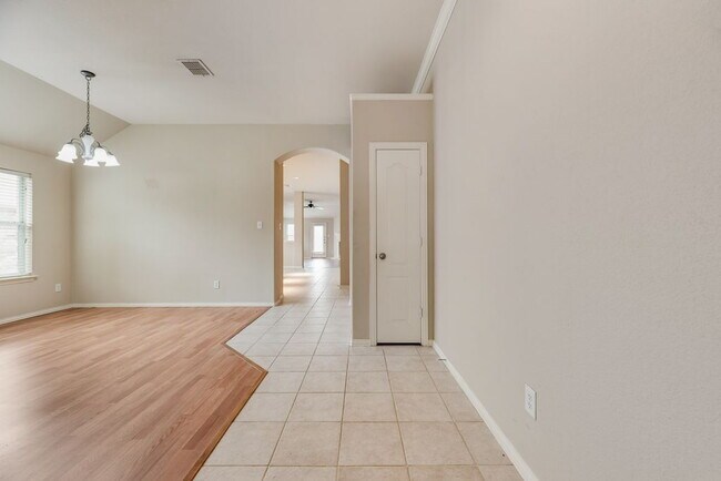 Building Photo - "Spacious 4-Bedroom with 2 Baths and 2,116 Sq Ft in Little Elm!"