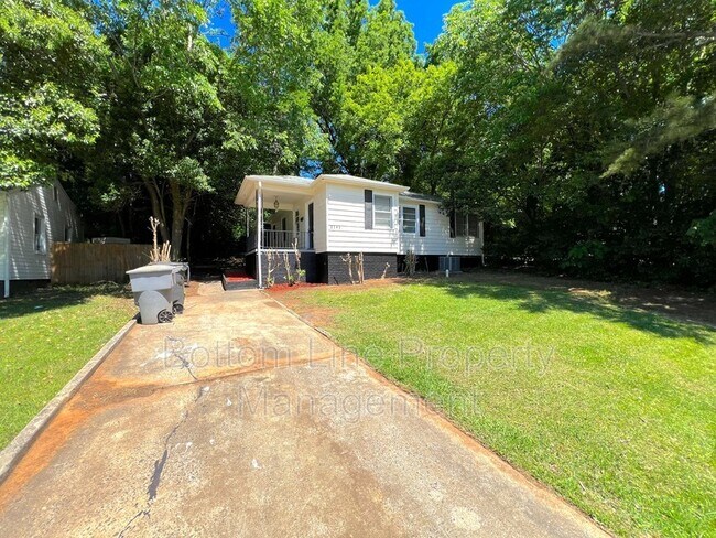 Primary Photo - 3141 Columbus Cir