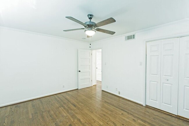 Building Photo - 11137 Sinclair Ave
