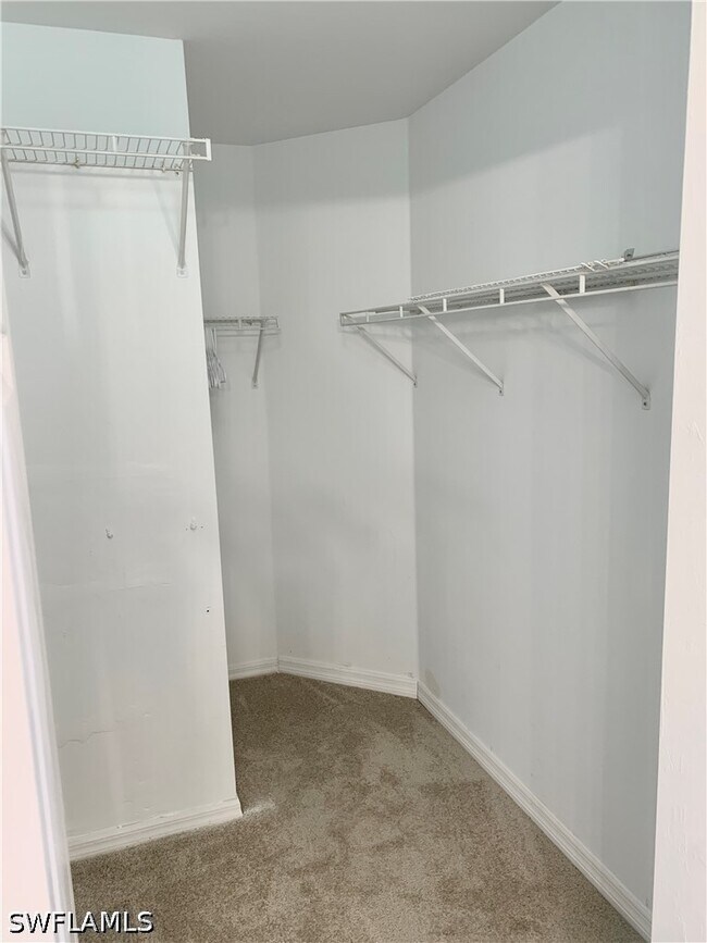 Building Photo - 230 Robin Hood Cir